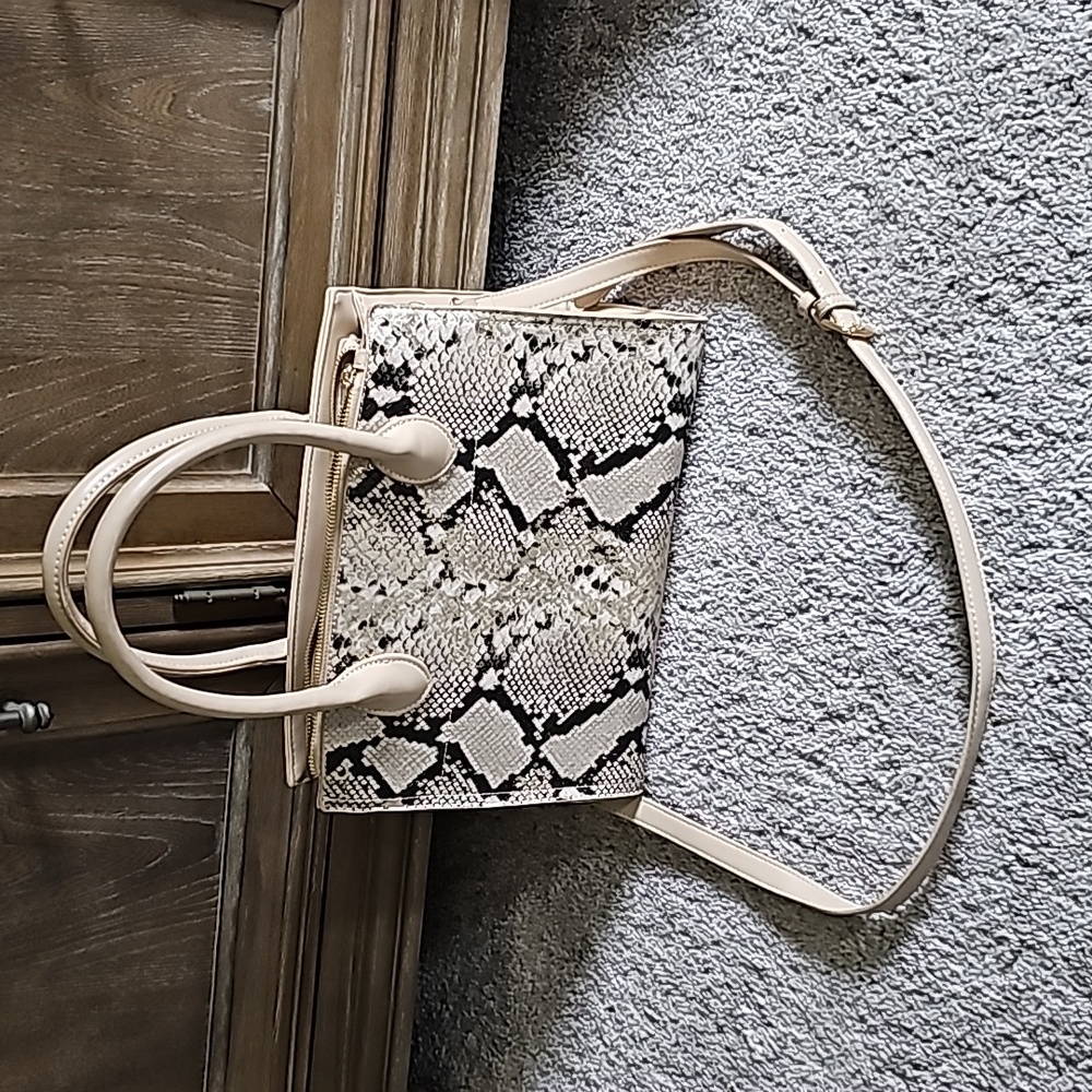 BEAUTIFUL New Multi Colored Leather Purse